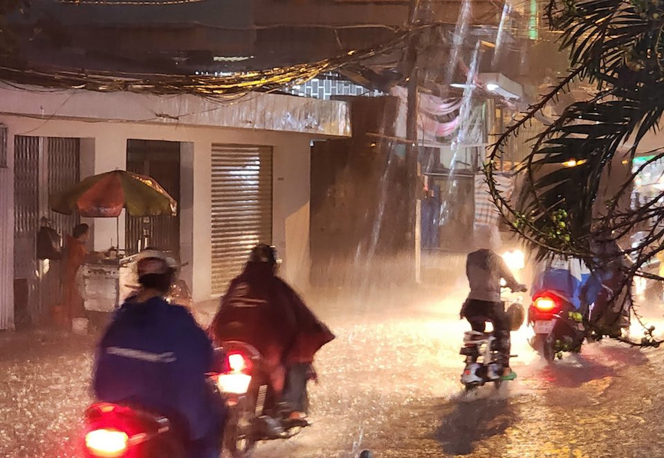 TP Hồ Chí Minh: mưa lớn đầu mùa, người dân vất vả lội nước về nhà