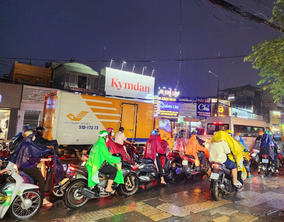 TP Hồ Chí Minh: mưa lớn đầu mùa, người dân vất vả lội nước về nhà