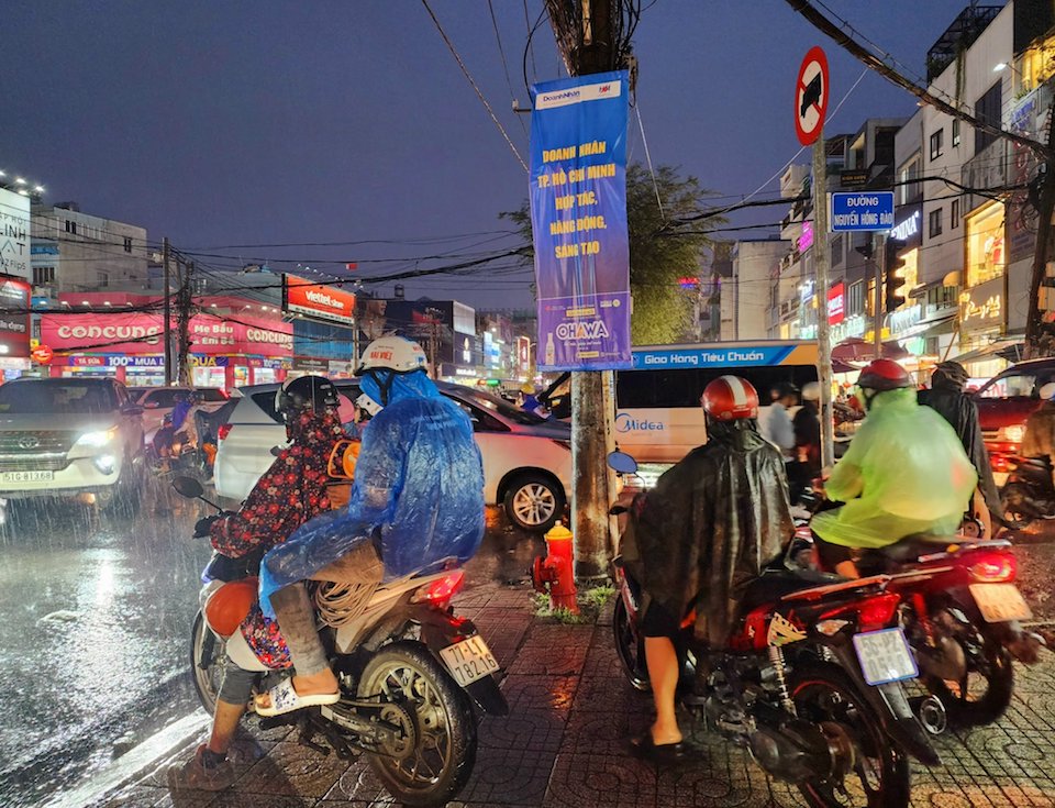 TP Hồ Chí Minh: mưa lớn đầu mùa, người dân vất vả lội nước về nhà