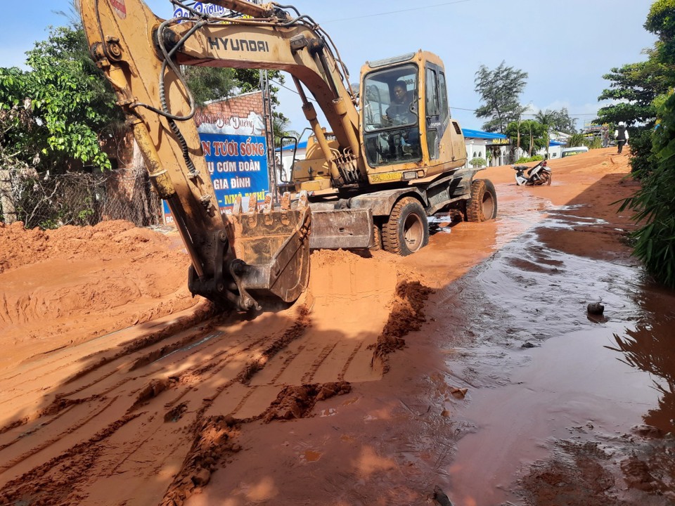 Bình Thuận: Lũ cát đỏ vùi lấp một phần phường Mũi Né