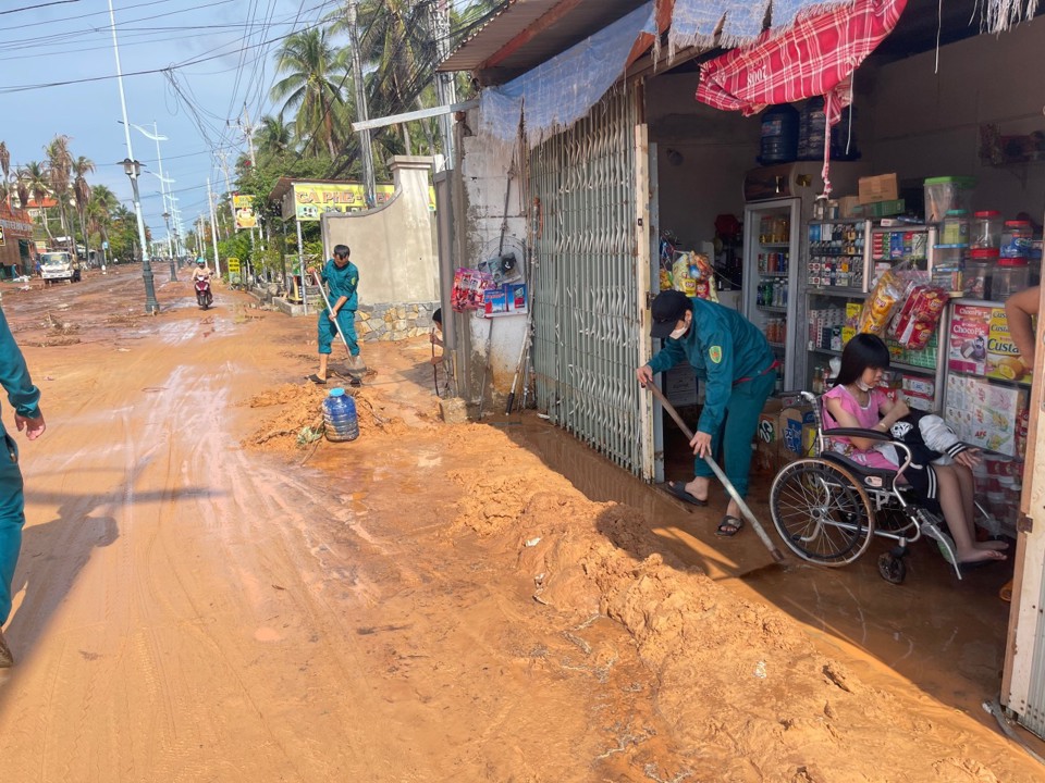 Bình Thuận: Lũ cát đỏ vùi lấp một phần phường Mũi Né