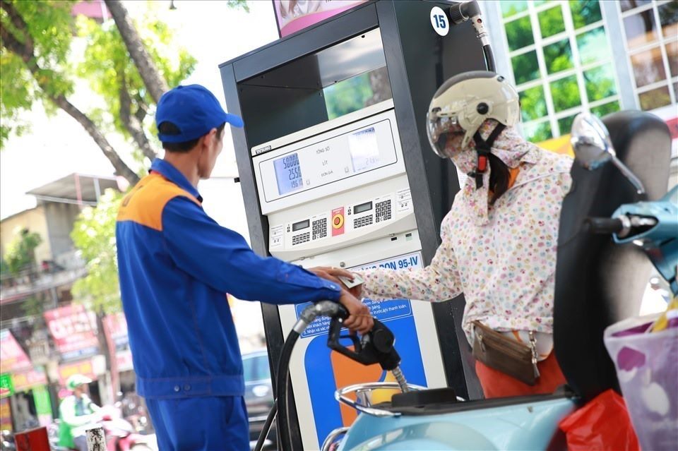 Xăng dầu giảm lần thứ 5 liên tiếp, RON 95 xuống dưới 22.000 đồng/lít