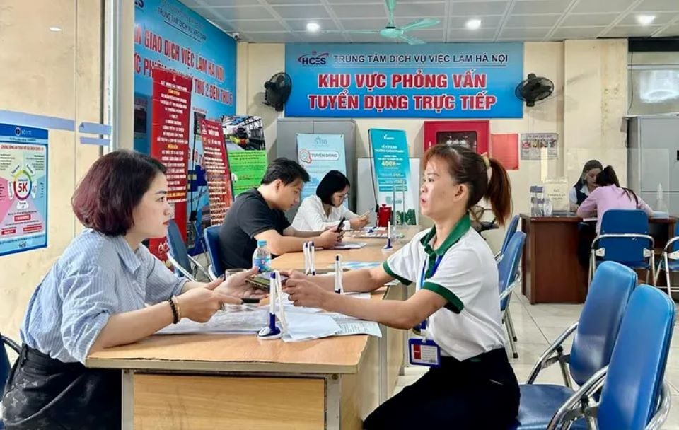 Đề xuất người đủ điều kiện hưởng lương hưu không được nhận trợ cấp thất nghiệp
