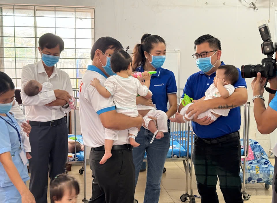 FPT Long Châu đến thăm và tặng quà cho các bé Mái ấm Hoa Hồng