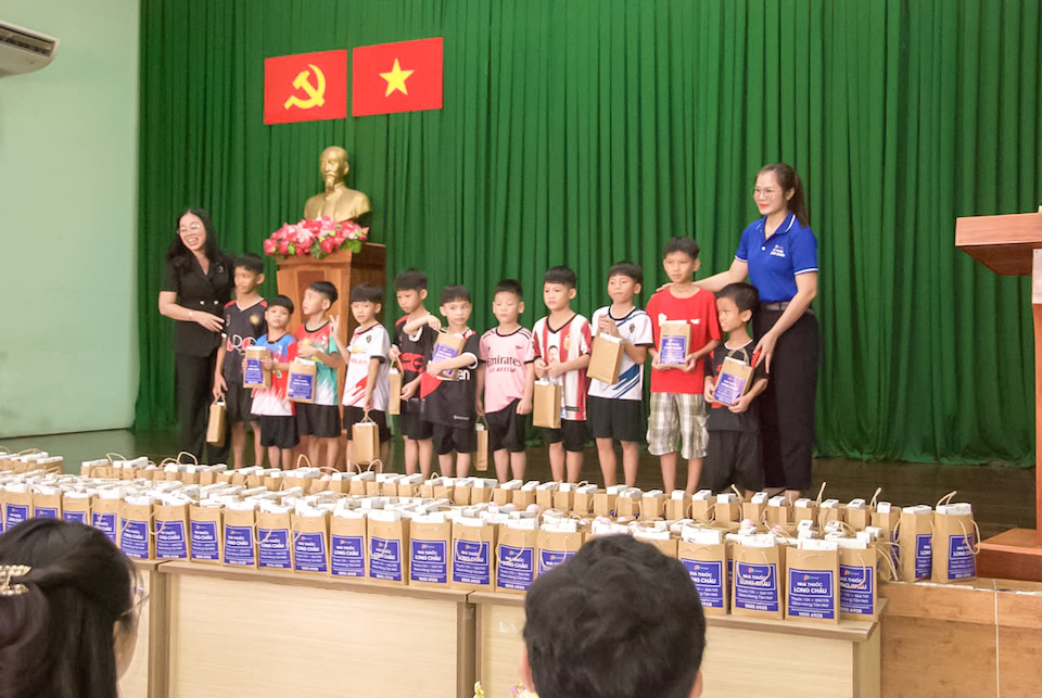 FPT Long Châu đến thăm và tặng quà cho các bé Mái ấm Hoa Hồng