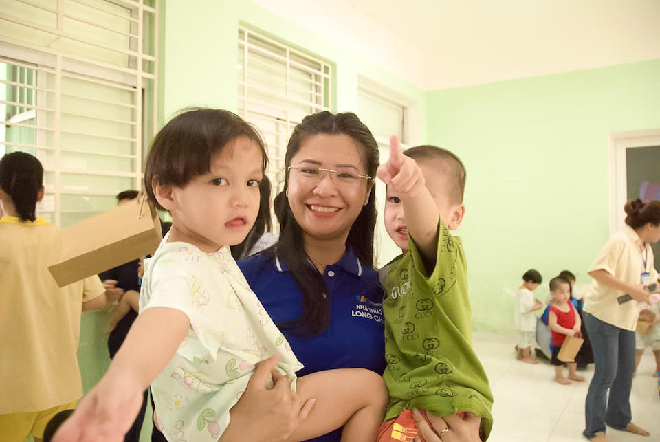 FPT Long Châu đến thăm và tặng quà cho các bé Mái ấm Hoa Hồng