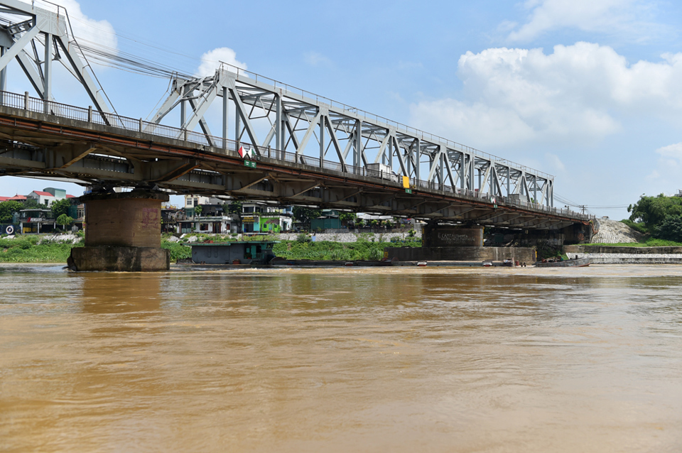 Cấm người đi bộ và phương tiện qua cầu Đuống