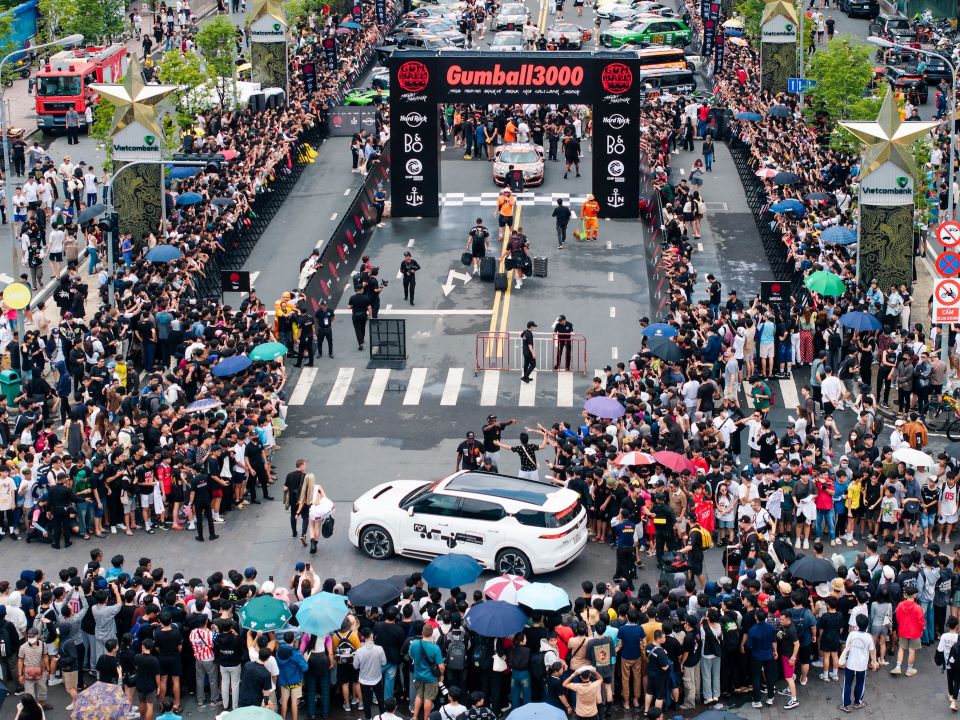 Bật mí công ty đứng sau dàn xe điện VinFast đưa đón KOL quốc tế tại Gumball 3000