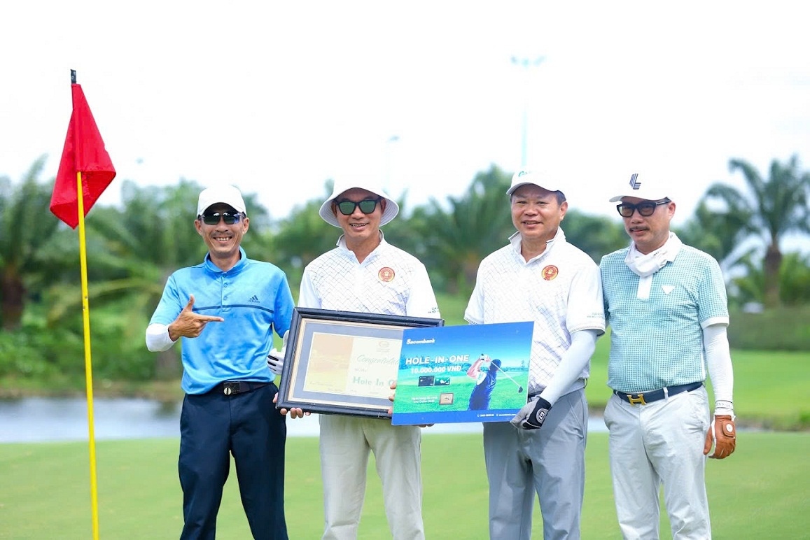 Giải golf trở thành đêm quyên góp ủng hộ người dân bị thiệt hại bởi thiên tai