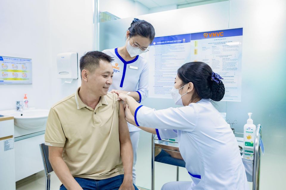 Việt Nam chính thức triển khai tiêm vaccine sốt xuất huyết cho trẻ từ 4 tuổi và người lớn