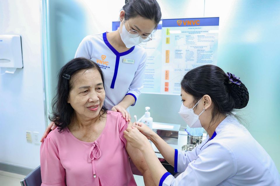 Việt Nam chính thức triển khai tiêm vaccine sốt xuất huyết cho trẻ từ 4 tuổi và người lớn