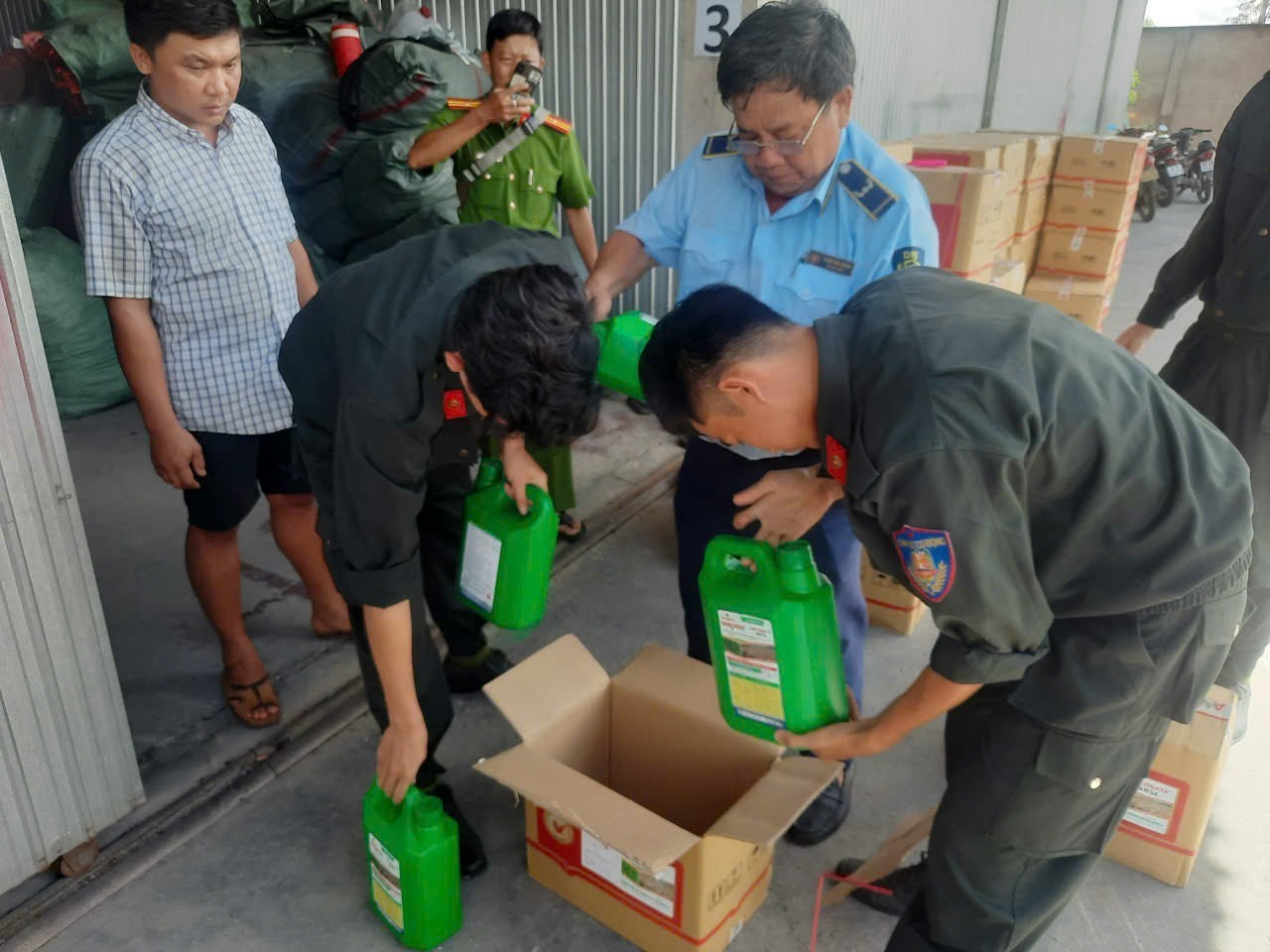 Tạm giữ số lượng lớn sản phẩm thuốc bảo vệ thực vật có nhãn gốc bằng tiếng nước ngoài