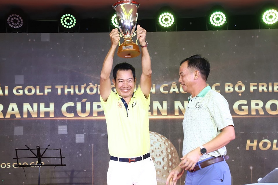 Giải golf thường niên CLB Friends “Tranh cúp Miền Nam Group”: Nữ golfer đoạt giải HiO