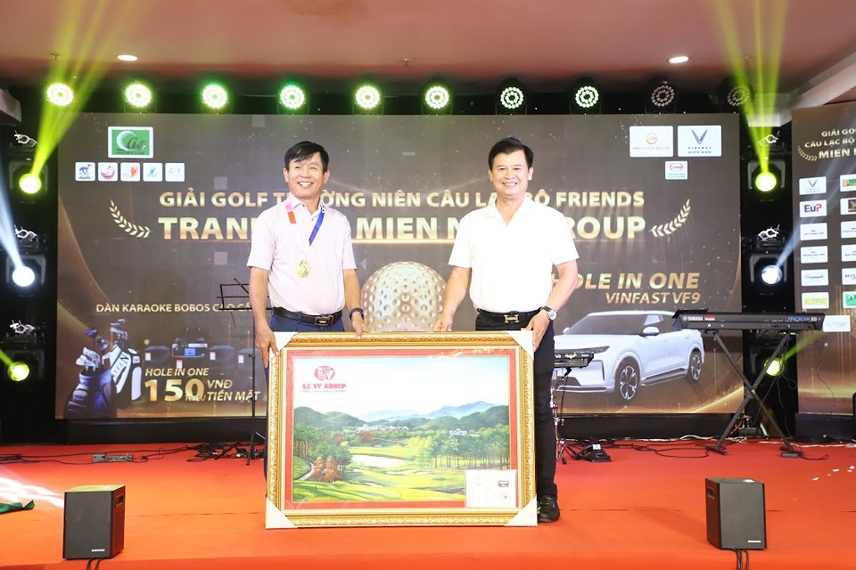 Giải golf thường niên CLB Friends “Tranh cúp Miền Nam Group”: Nữ golfer đoạt giải HiO