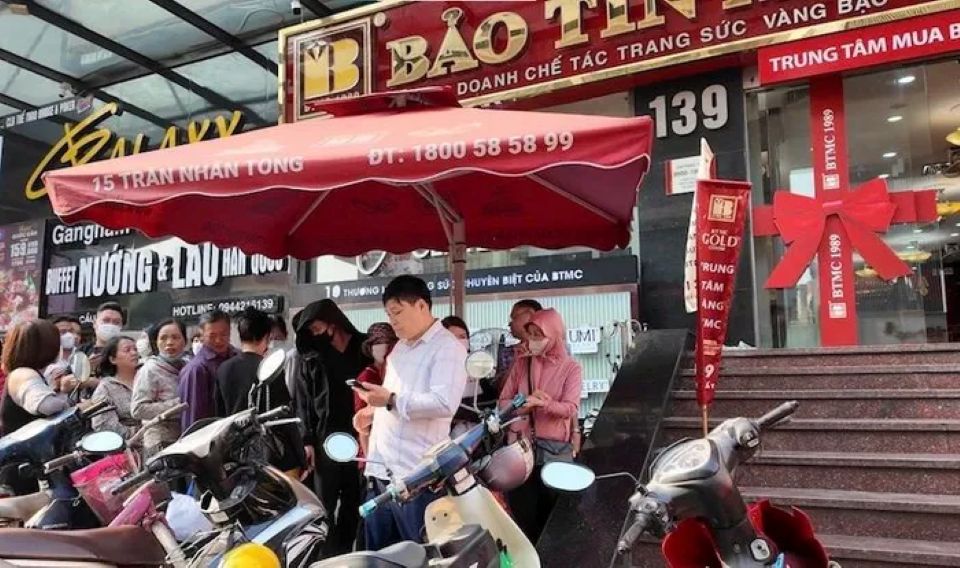 Trầy trật xếp hàng mua vàng