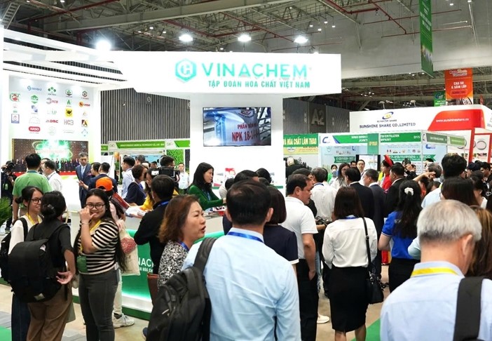 Nhiều khách hàng quan tâm đến sản phẩm của Bình Điền Mekong tại triển lãm Vinachem Expo 2024