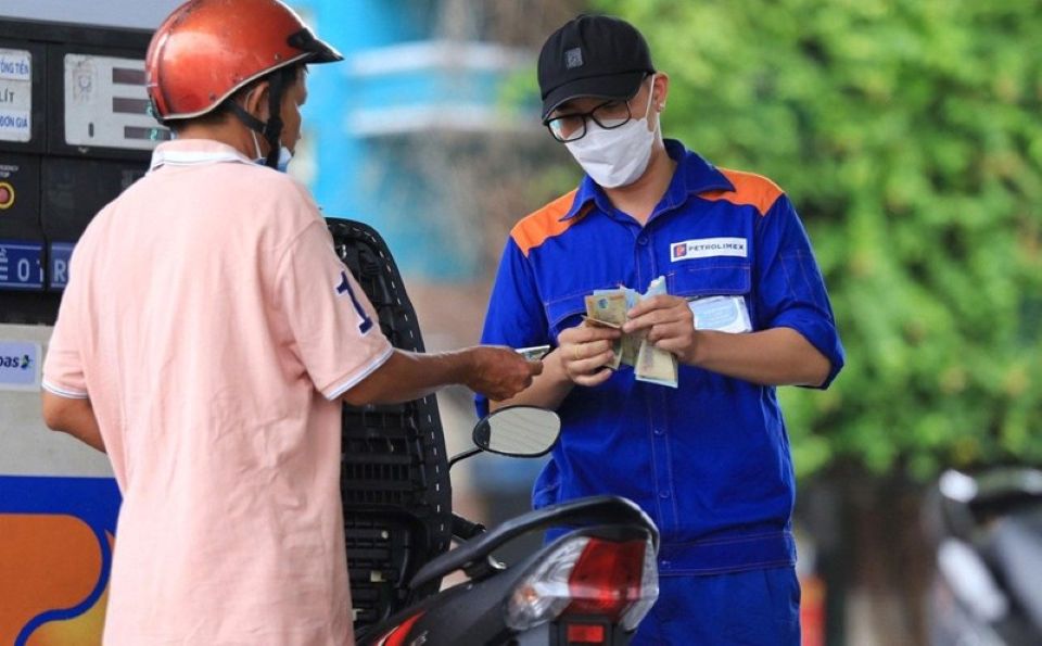Giá xăng tăng giảm trái chiều, Ron 95 tăng lên 20.596 đồng/lít