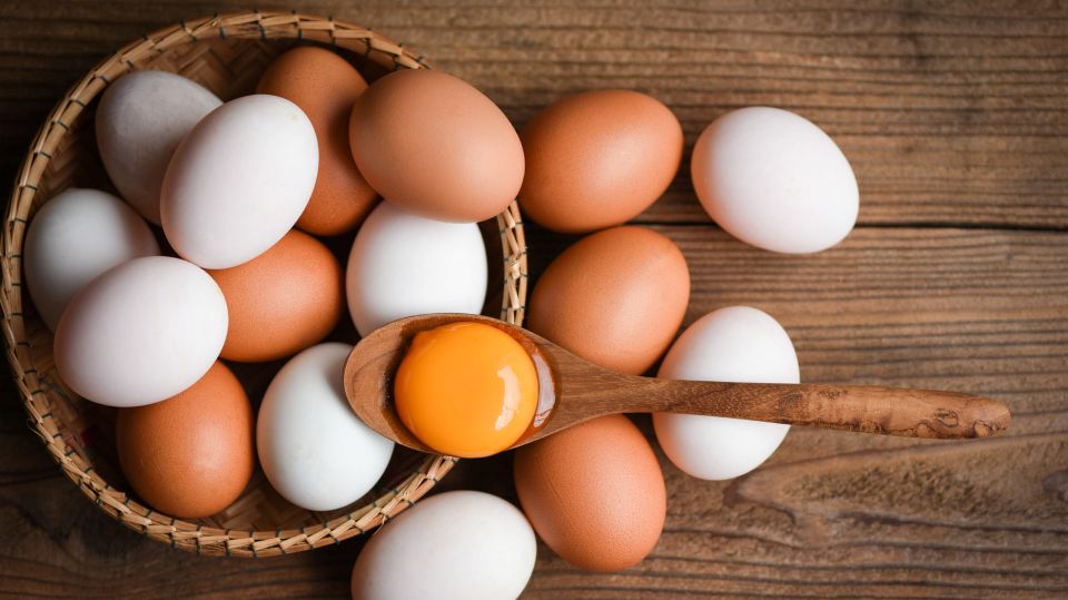 Các cách phân biệt trứng cũ hay mới cực đơn giản