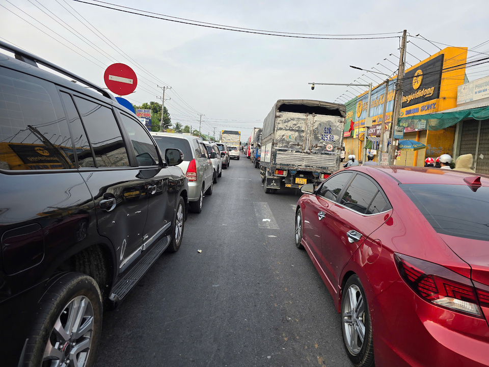 Kẹt xe hàng chục km trên Quốc lộ 1, đoạn qua Hậu Giang và Cần Thơ