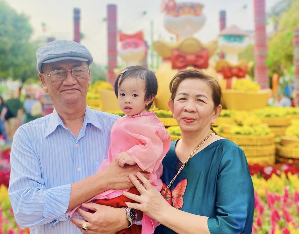 Người dân TP Hồ Chí Minh đội nắng tham quan Đường hoa Nguyễn Huệ ngày cuối mở cửa