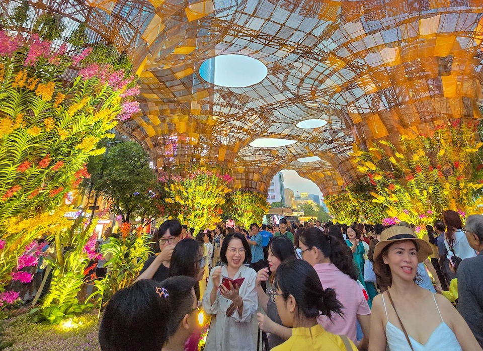 Người dân TP Hồ Chí Minh đội nắng tham quan Đường hoa Nguyễn Huệ ngày cuối mở cửa