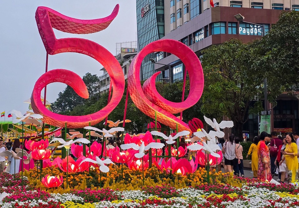 Người dân TP Hồ Chí Minh đội nắng tham quan Đường hoa Nguyễn Huệ ngày cuối mở cửa