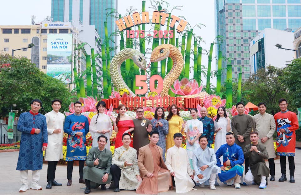 Người dân TP Hồ Chí Minh đội nắng tham quan Đường hoa Nguyễn Huệ ngày cuối mở cửa