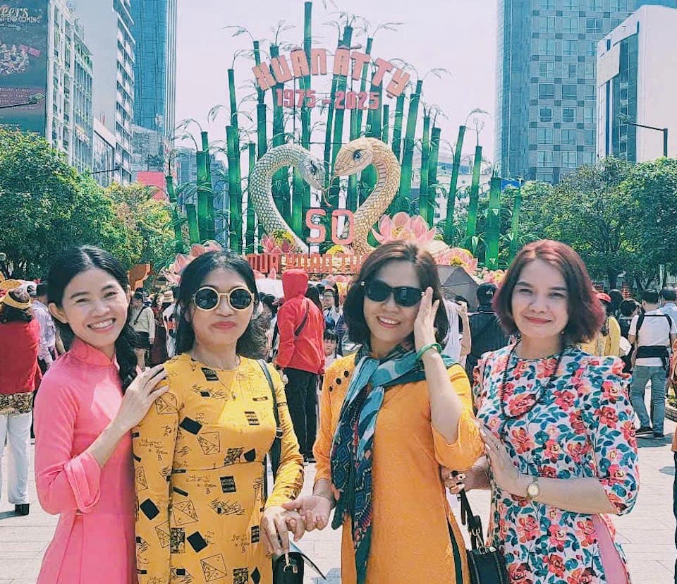 Người dân TP Hồ Chí Minh đội nắng tham quan Đường hoa Nguyễn Huệ ngày cuối mở cửa
