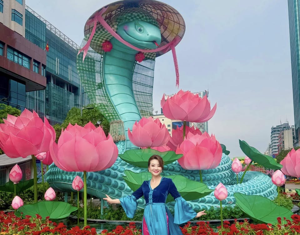 Người dân TP Hồ Chí Minh đội nắng tham quan Đường hoa Nguyễn Huệ ngày cuối mở cửa