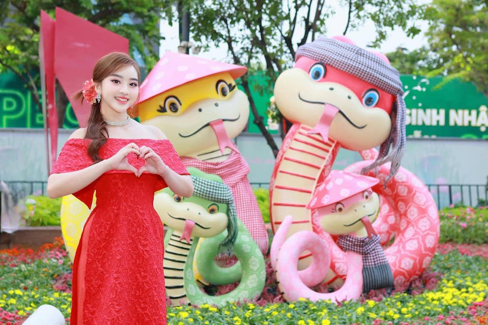 Người dân TP Hồ Chí Minh đội nắng tham quan Đường hoa Nguyễn Huệ ngày cuối mở cửa