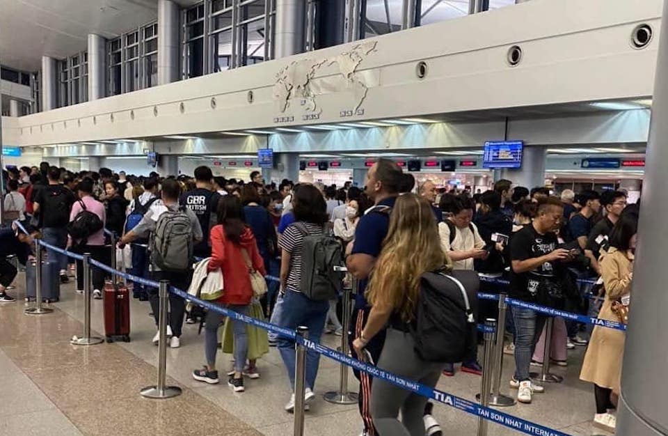 Sân bay Tân Sơn Nhất đón lượng khách cao kỷ lục trong ngày mùng 5 Tết
