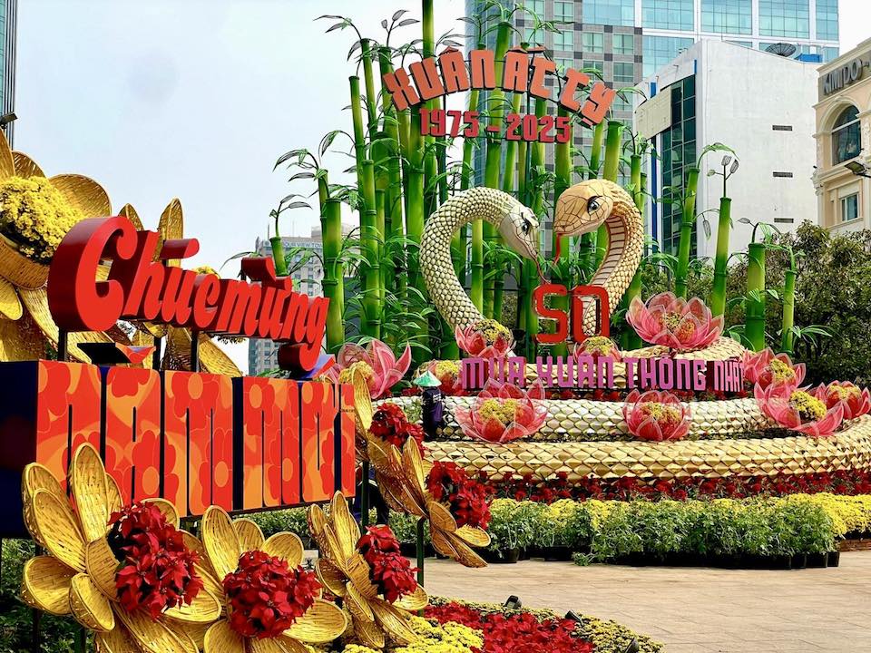TP Hồ Chí Minh: Giữ lại hai linh vật rắn ở trên Đường hoa Nguyễn Huệ đến hết tháng 2
