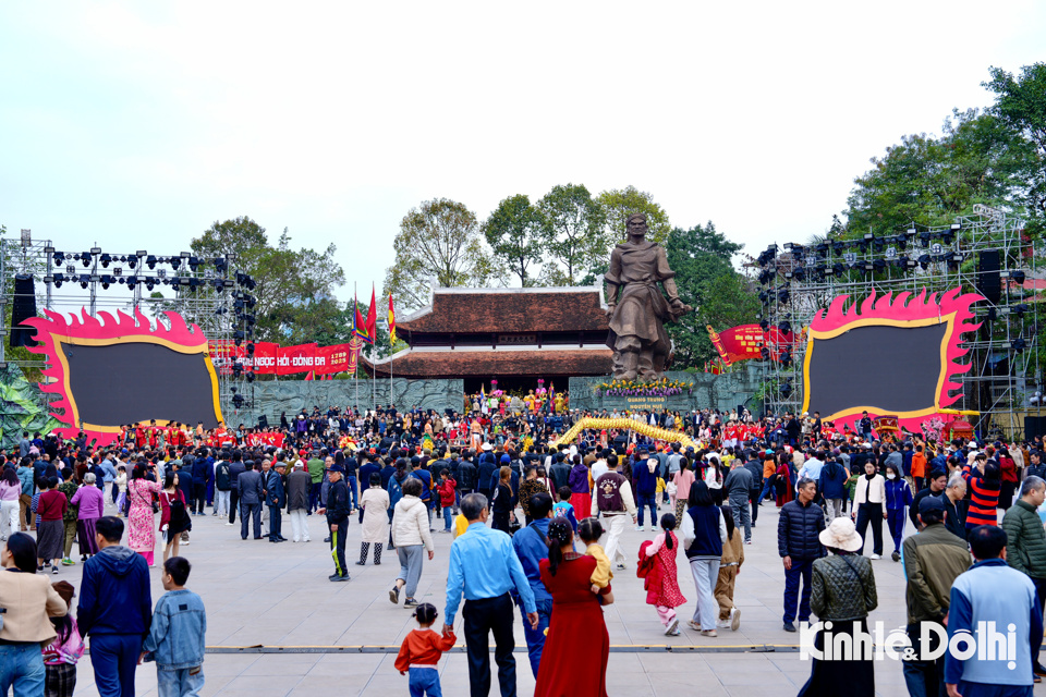Hàng ngàn người dân và du khách tham dự Lễ hội Gò Đống Đa 2025