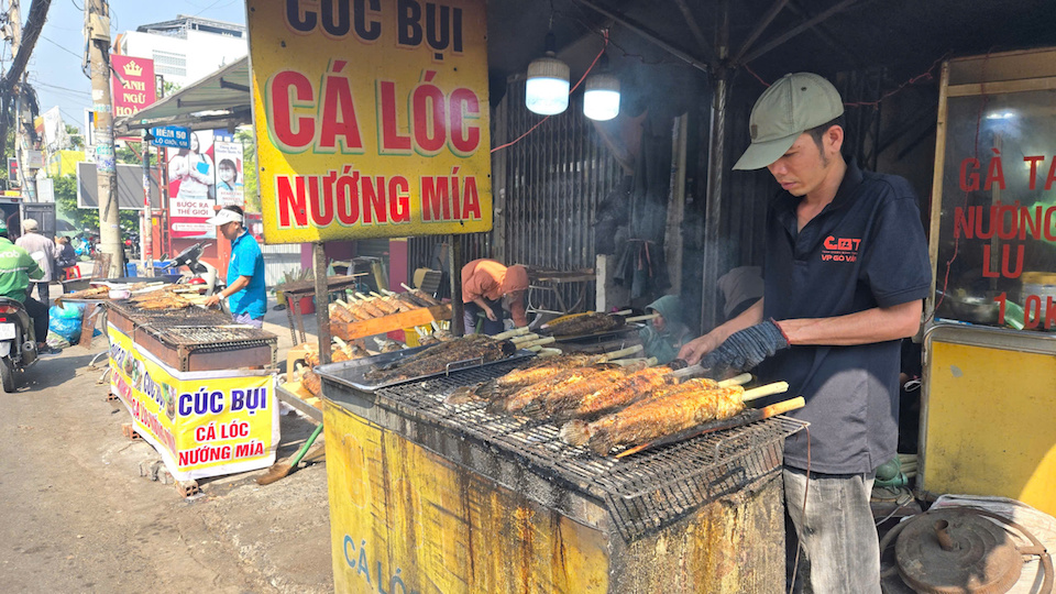 Phố cá lóc nướng TP Hồ Chí Minh nhộn nhịp trong ngày vía Thần Tài