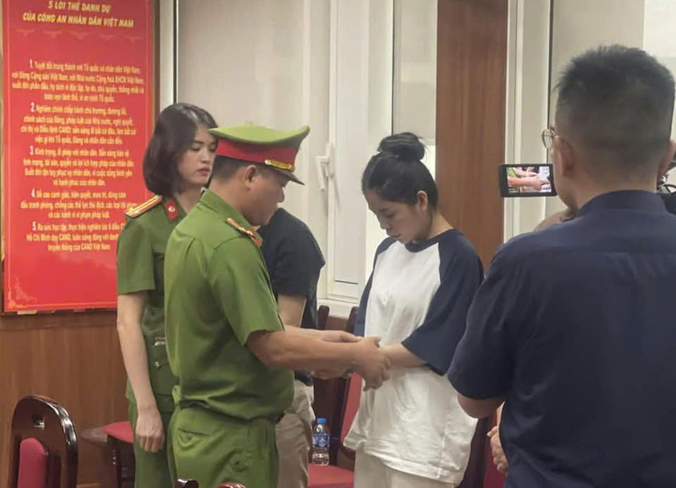 Khởi tố, bắt tạm giam Quang Linh Vlog và Hằng Du Mục
