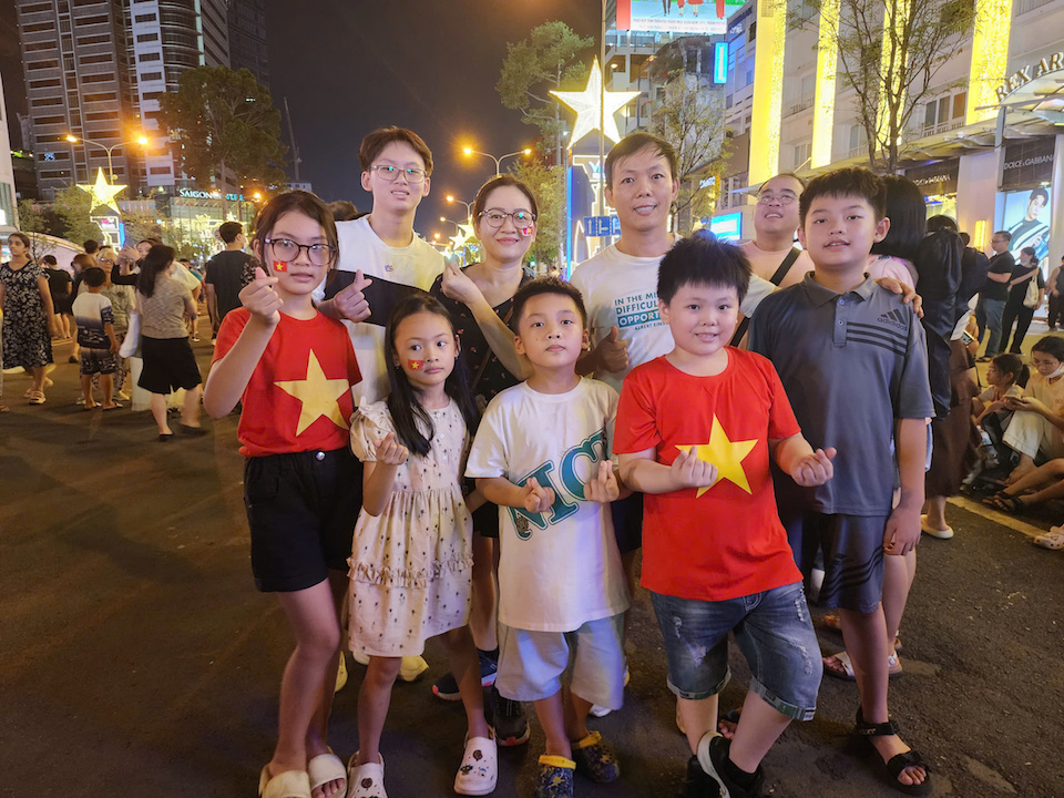 Biển người đổ về trung tâm TP Hồ Chí Minh chờ xem pháo hoa mừng lễ 30/4
