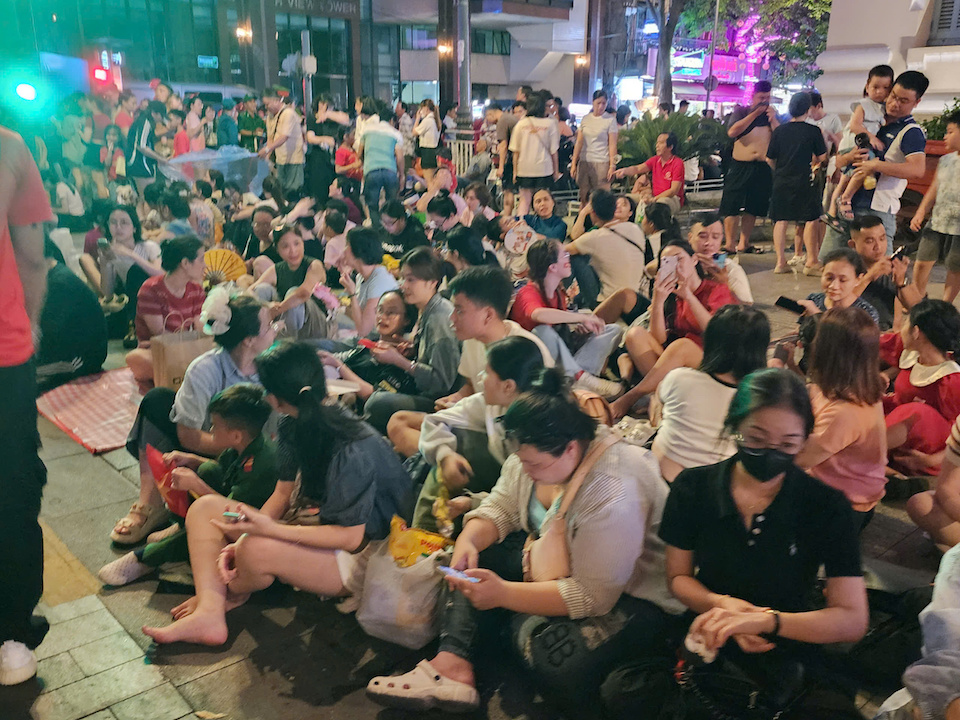 Biển người đổ về trung tâm TP Hồ Chí Minh chờ xem pháo hoa mừng lễ 30/4
