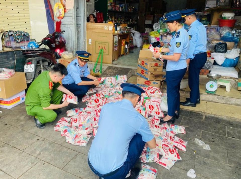 Phát hiện hơn nửa tấn mì chính nghi giả thương hiệu lớn ở Nghệ An