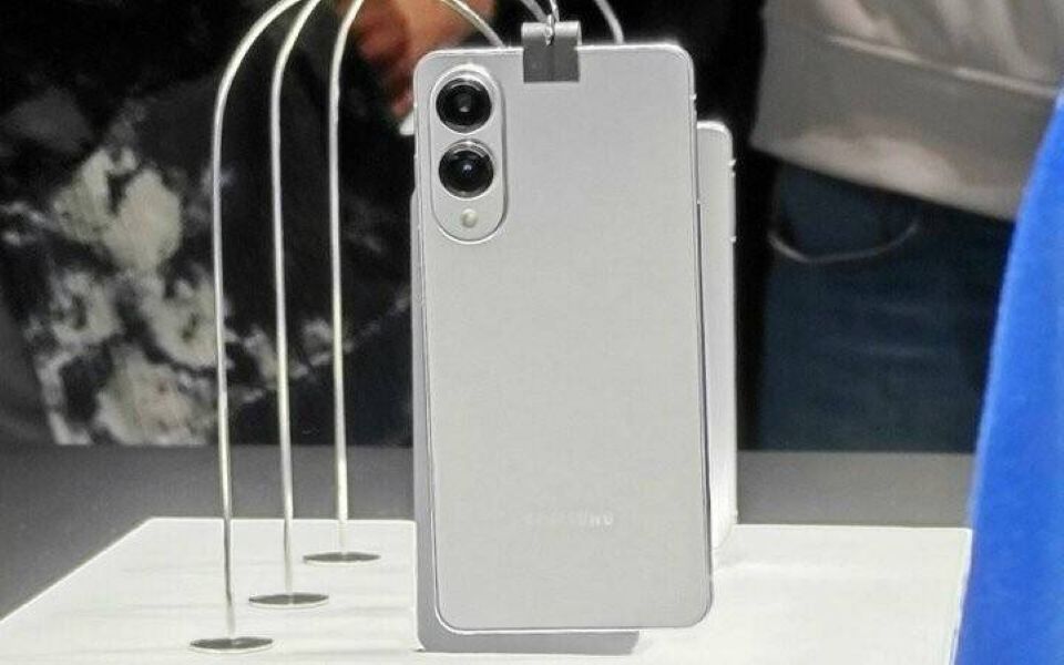 Samsung Galaxy S25 Edge lộ ảnh chính thức
