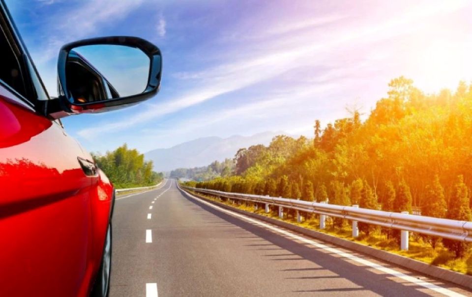 Cần trang bị điều gì khi lái xe ô tô đường dài dưới thời tiết nắng nóng?