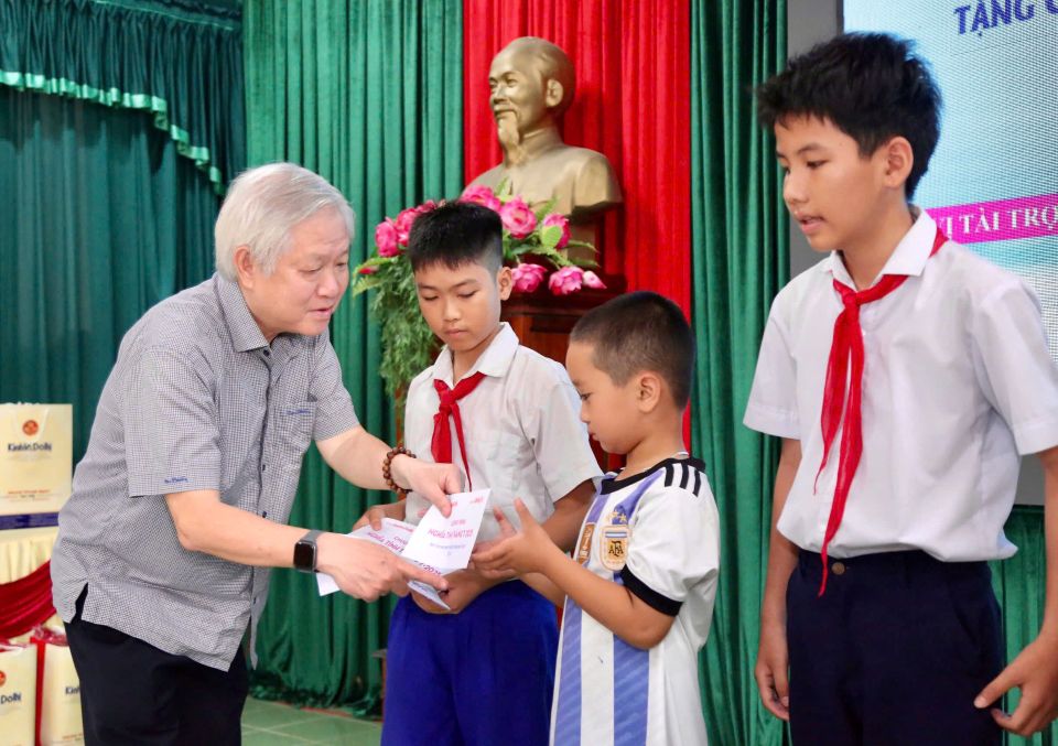 Báo Kinh tế & Đô thị - Báo Quảng Trị tổ chức chương trình “Nghĩa tình Tháng 7”