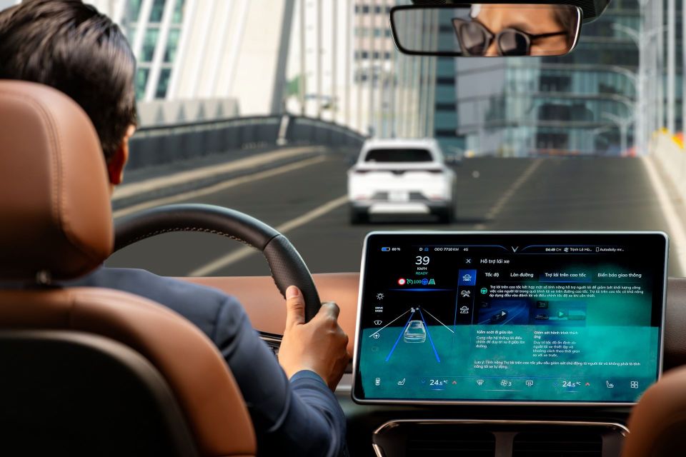 Sạc miễn phí, vận hành mạnh, nội thất rộng: Lý do VF 8 đang là SUV gia đình hot nhất hè này