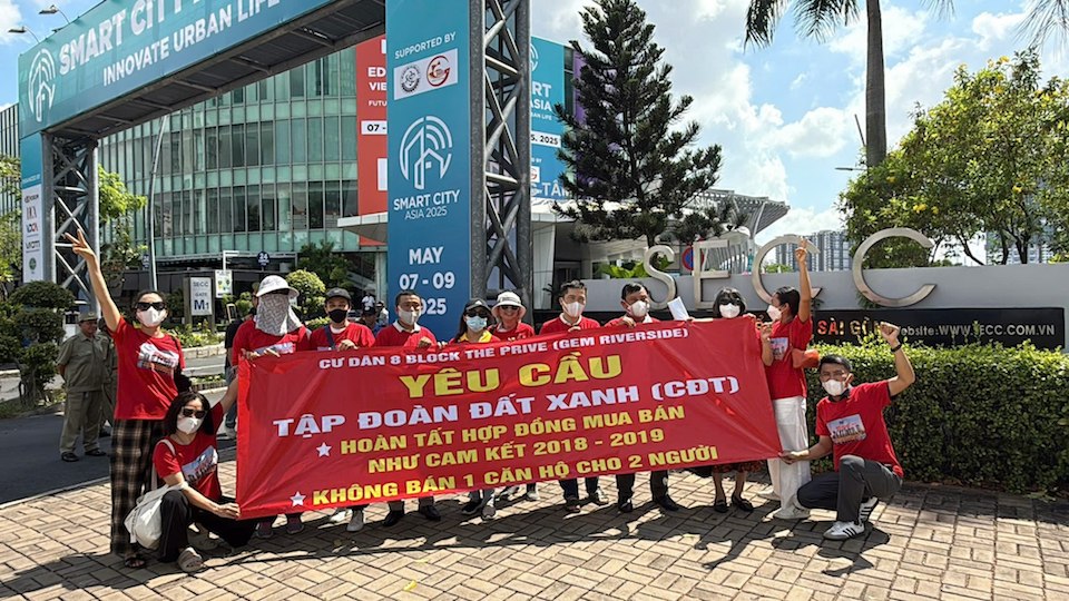 Dự án The Privé: Khách hàng căng băng rôn yêu cầu Đất Xanh "không bán 1 căn hộ cho 2 người"!