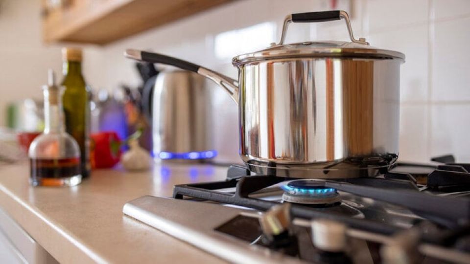 Những món đồ không nên đặt quá gần bếp nấu