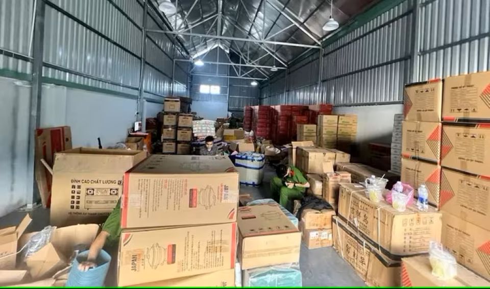 Long An: Phát hiện hơn 3,3 tấn hàng hóa không rõ nguồn gốc