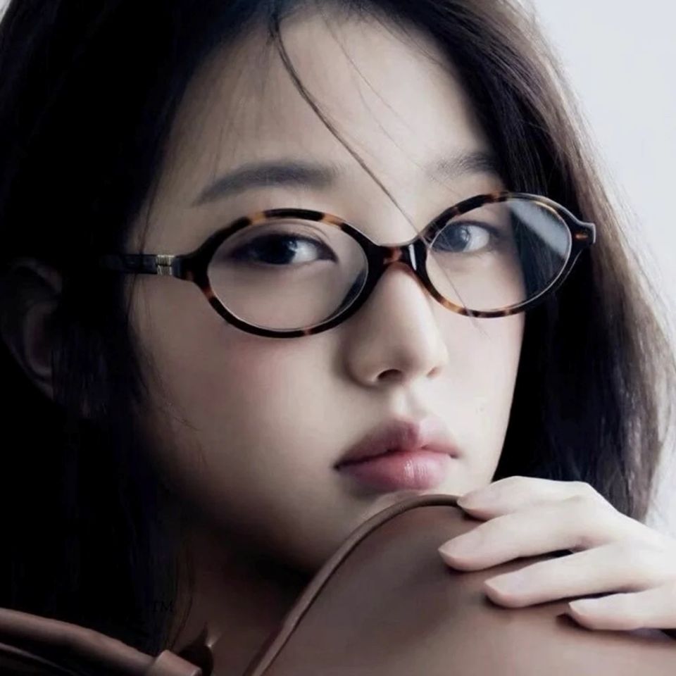 Top 5 mẫu kính mắt “làm mưa làm gió” năm 2025