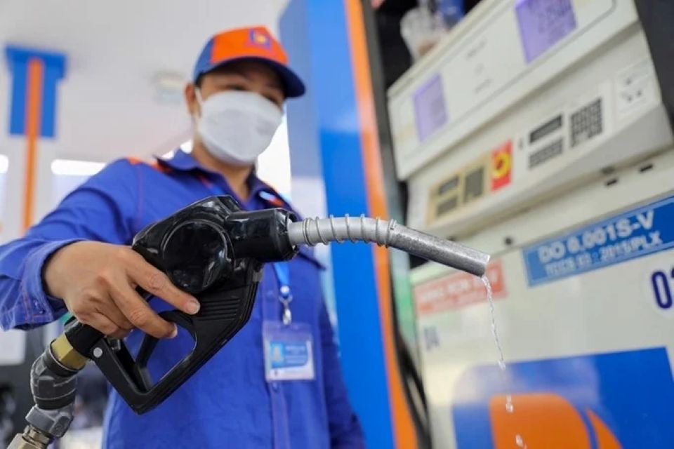 Giá xăng đảo chiều giảm, RON 95 xuống 19.530 đồng/lít