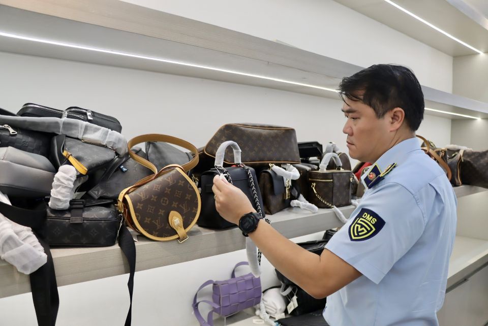 Đà Nẵng: Thu giữ hàng nghìn sản phẩm giả Chanel, LV, Gucci