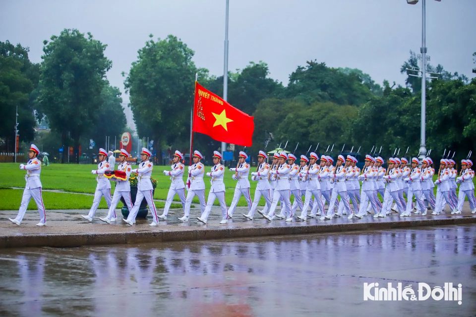 [Ảnh] Lễ thượng cờ rủ Quốc tang nguyên Chủ tịch nước Trần Đức Lương tại Quảng trường Ba Đình