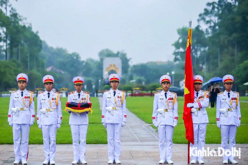[Ảnh] Lễ thượng cờ rủ Quốc tang nguyên Chủ tịch nước Trần Đức Lương tại Quảng trường Ba Đình